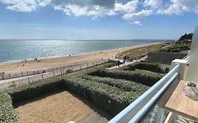 Sur la plage de Bonne Source les pieds dans l'eau